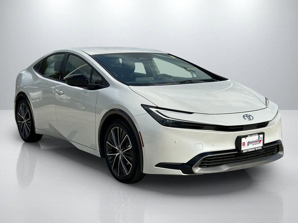 Used 2025 Toyota Prius XLE FWD image 3
