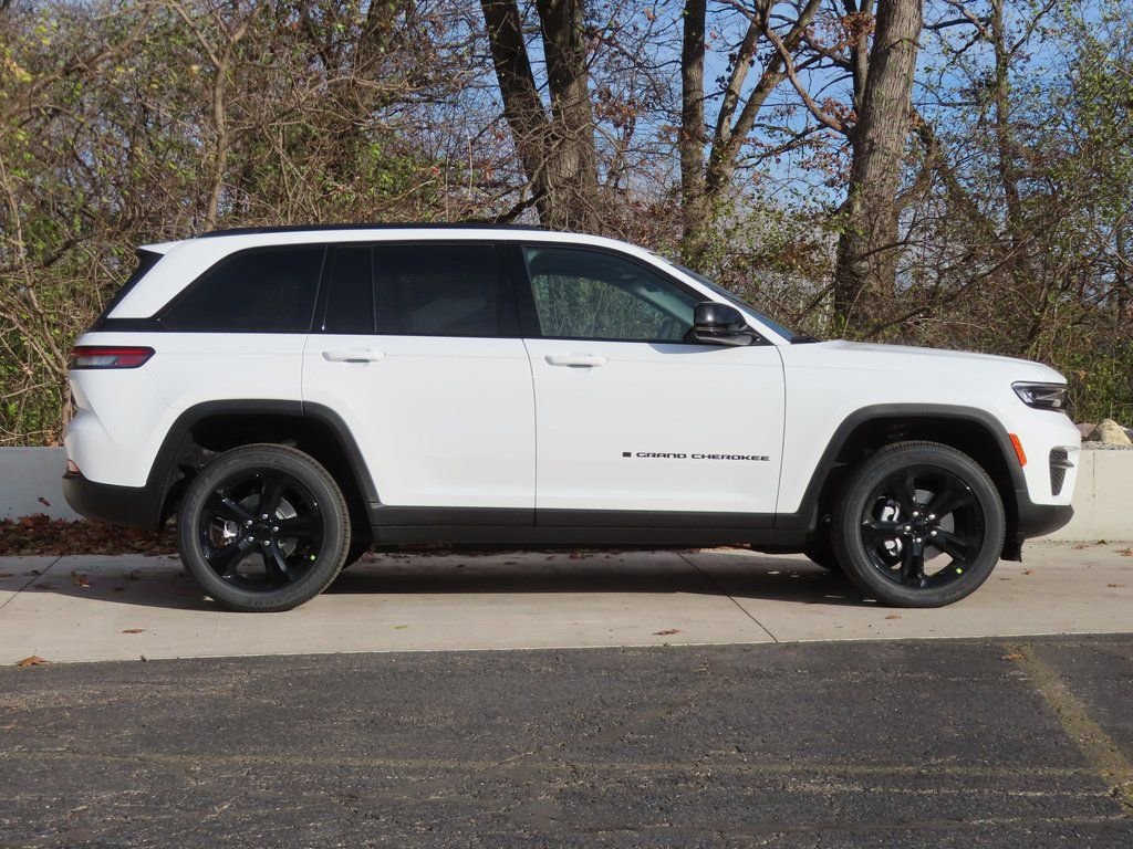 New 2025 Jeep Grand Cherokee Altitude image 2