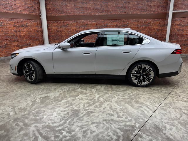 Used 2026 BMW 530i xDrive AWD/4WD image 2
