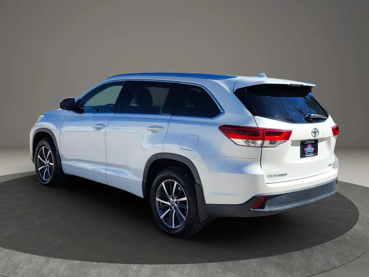 Used 2017 Toyota Highlander AWD V6 image 3