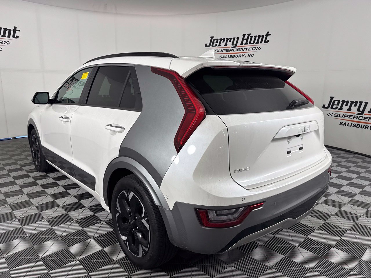 Used 2023 Kia Niro Wave w/ Wave Preserve Package FWD image 8
