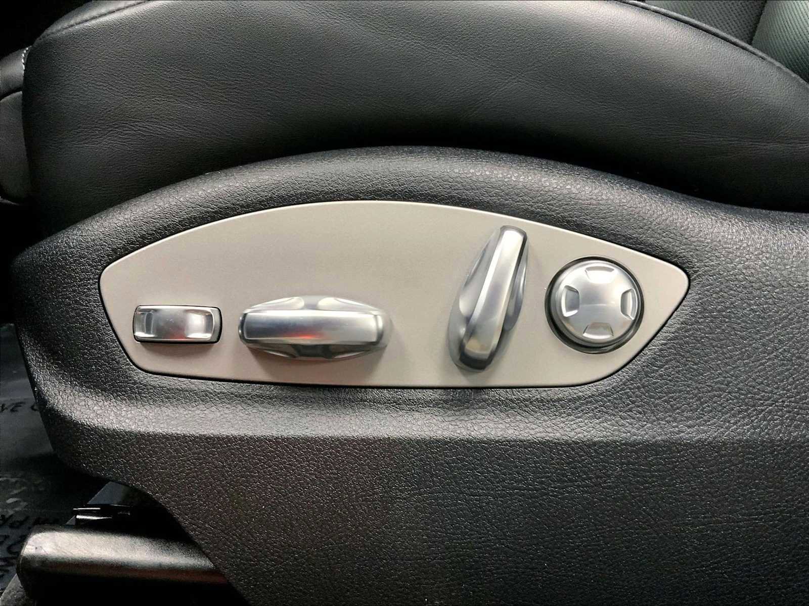 Certified 2023 Porsche Macan image 38