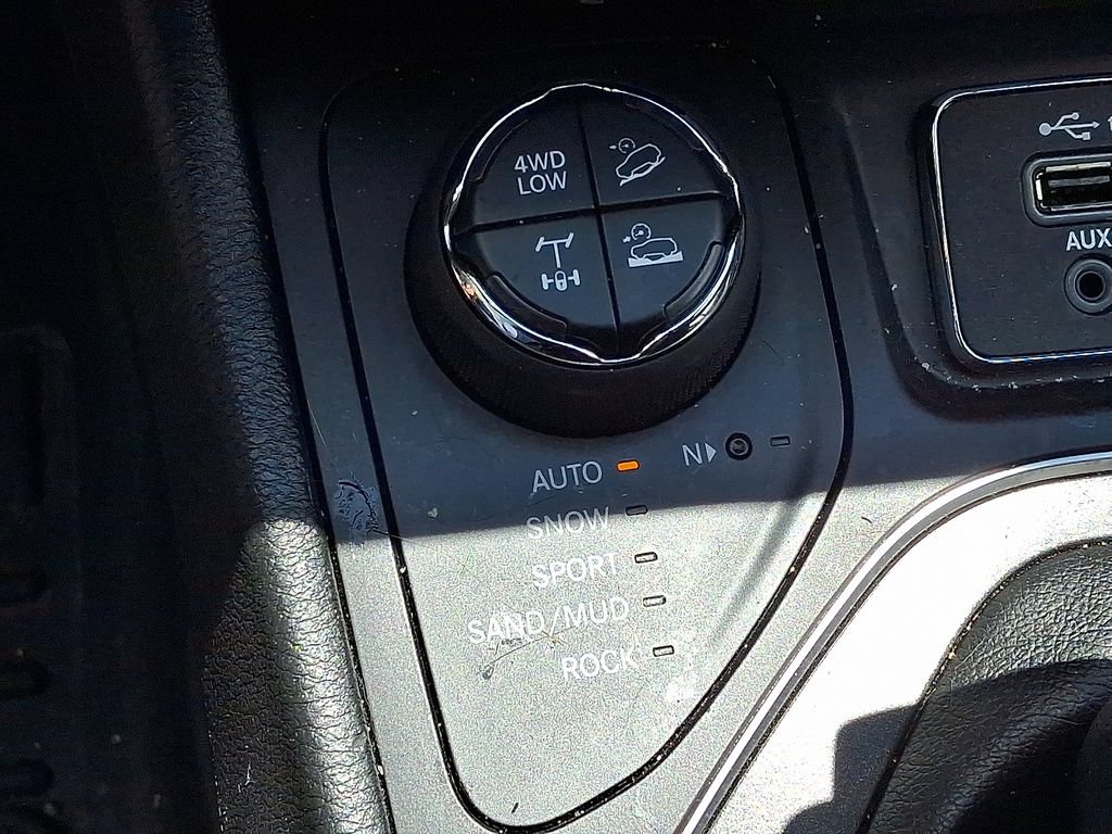 Used 2019 Jeep Cherokee Trailhawk w/ Comfort/Convenience Group AWD/4WD image 19