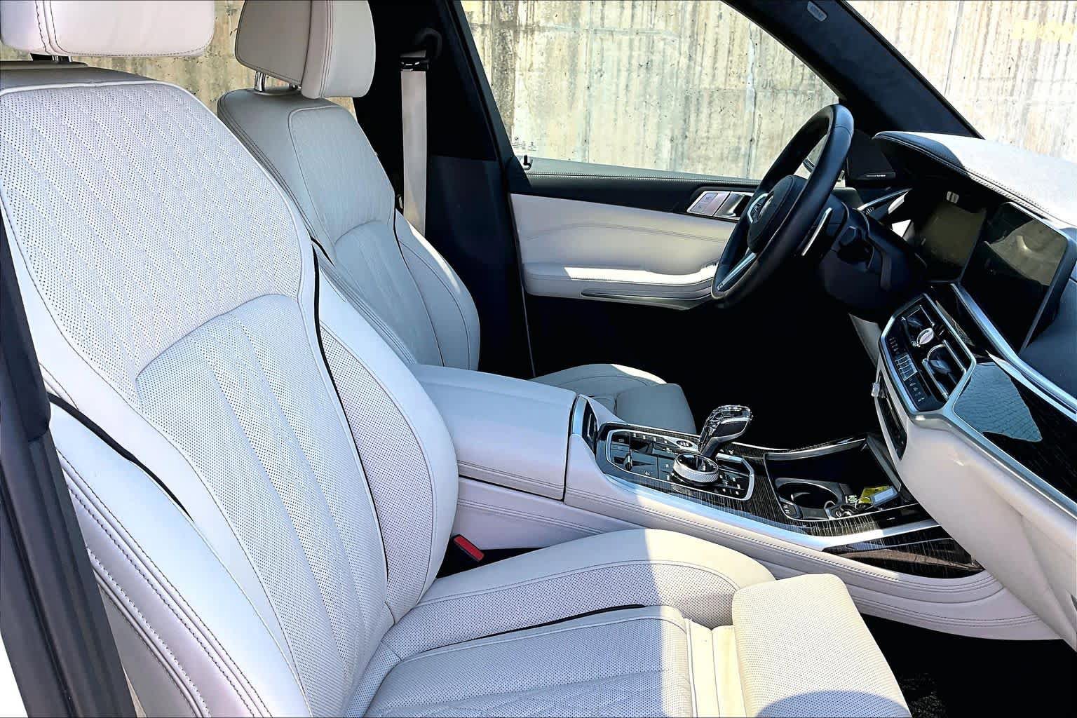 Used 2020 BMW X7 xDrive40i w/ M Sport Package AWD/4WD image 9