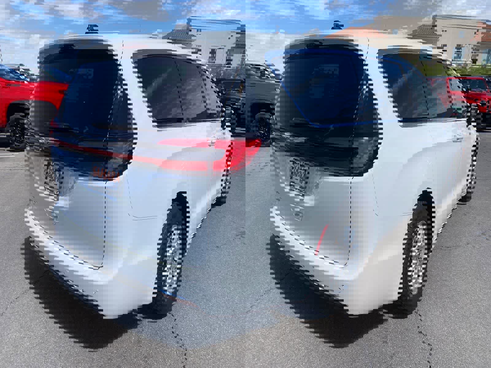 Used 2023 Chrysler Pacifica Touring-L FWD image 6