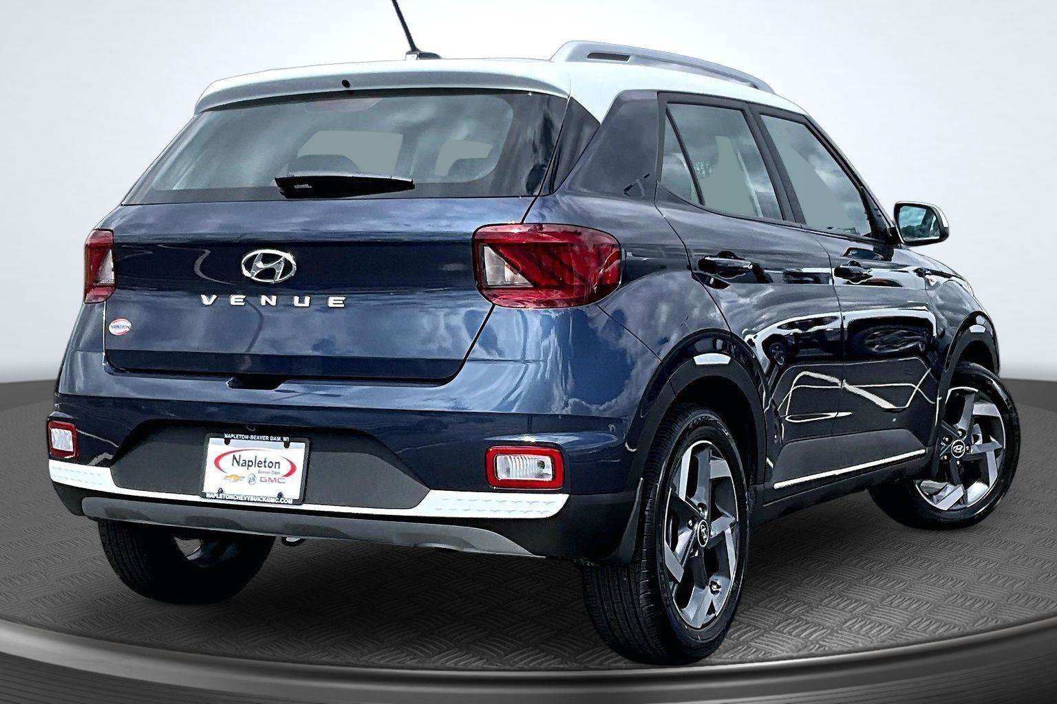 Used 2024 Hyundai Venue Limited FWD image 2