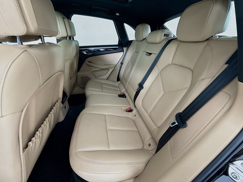 Certified 2022 Porsche Macan AWD/4WD image 24