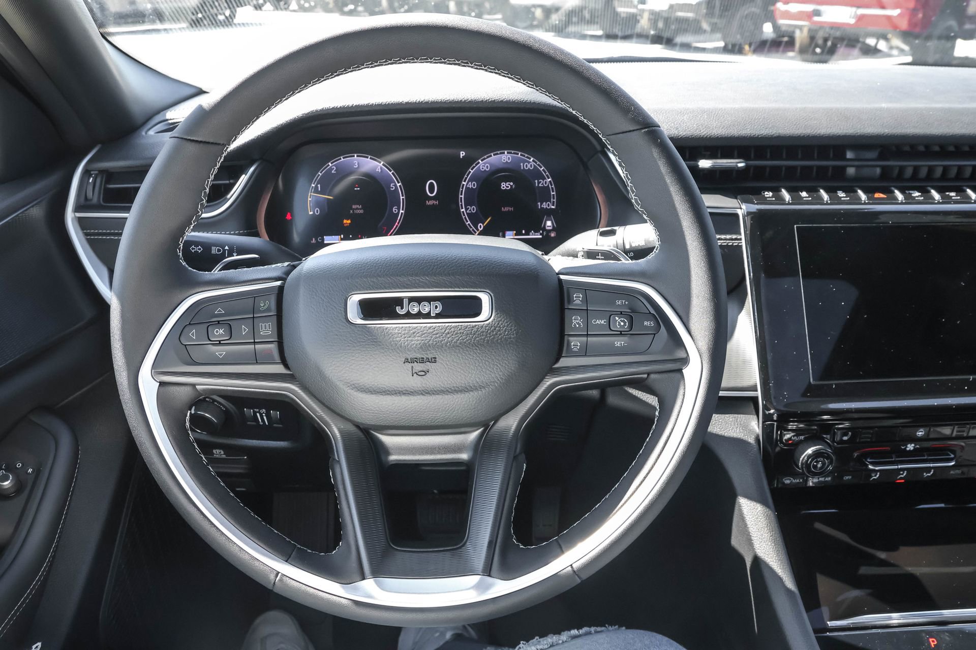 New 2025 Jeep Grand Cherokee Altitude image 28