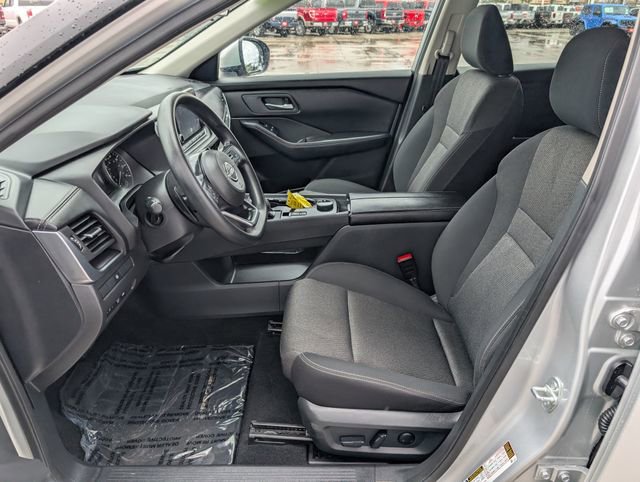 Used 2024 Nissan Rogue SV image 2