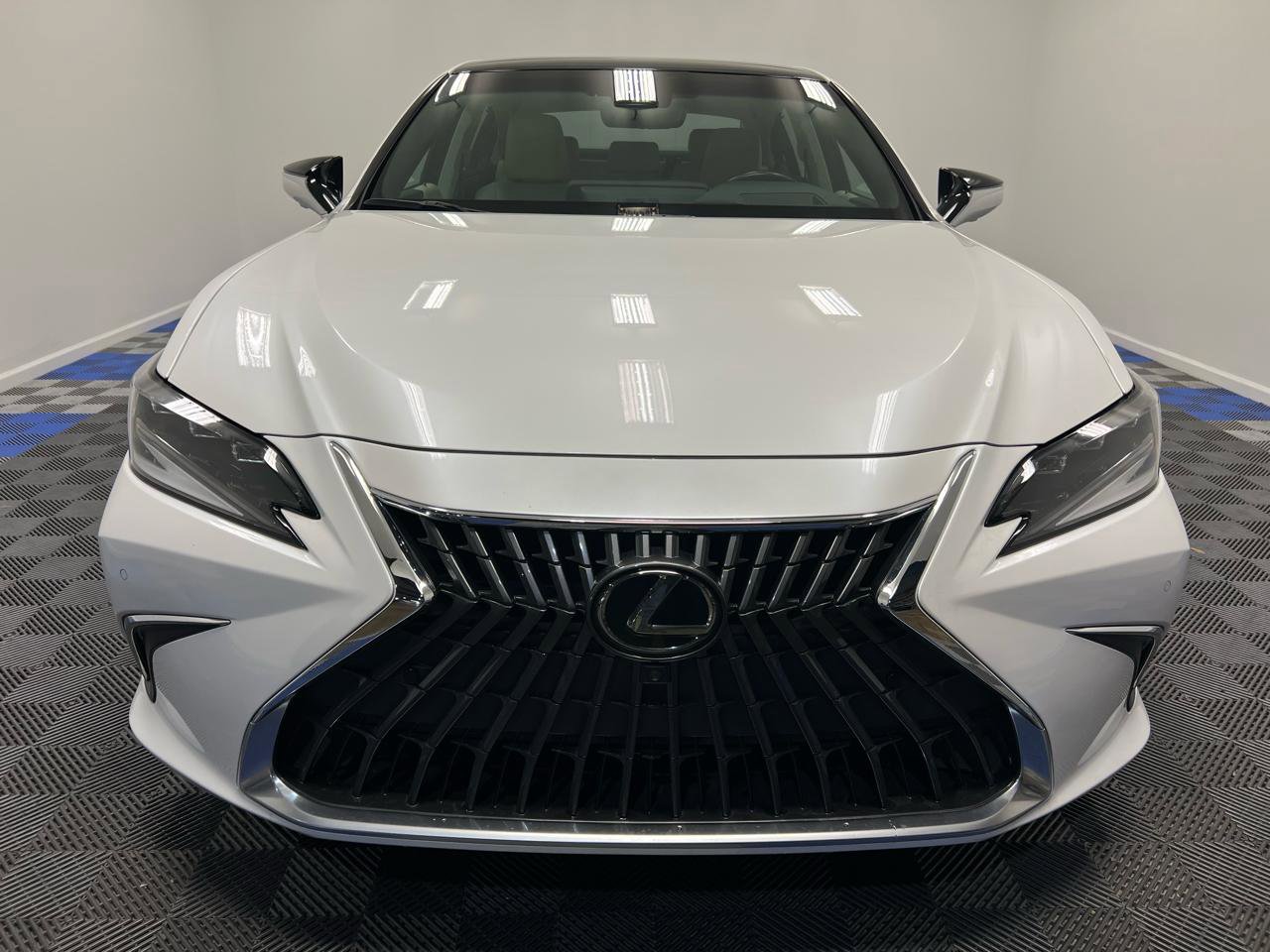 Used 2022 Lexus ES 350 Ultra Luxury w/ Accessory Package 2 image 3