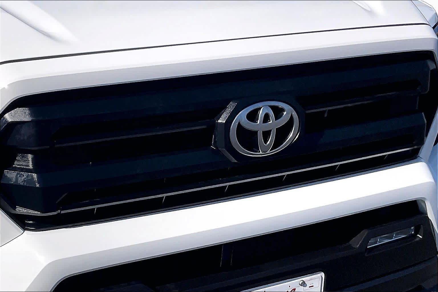 Used 2025 Toyota Tacoma SR5 AWD/4WD image 28