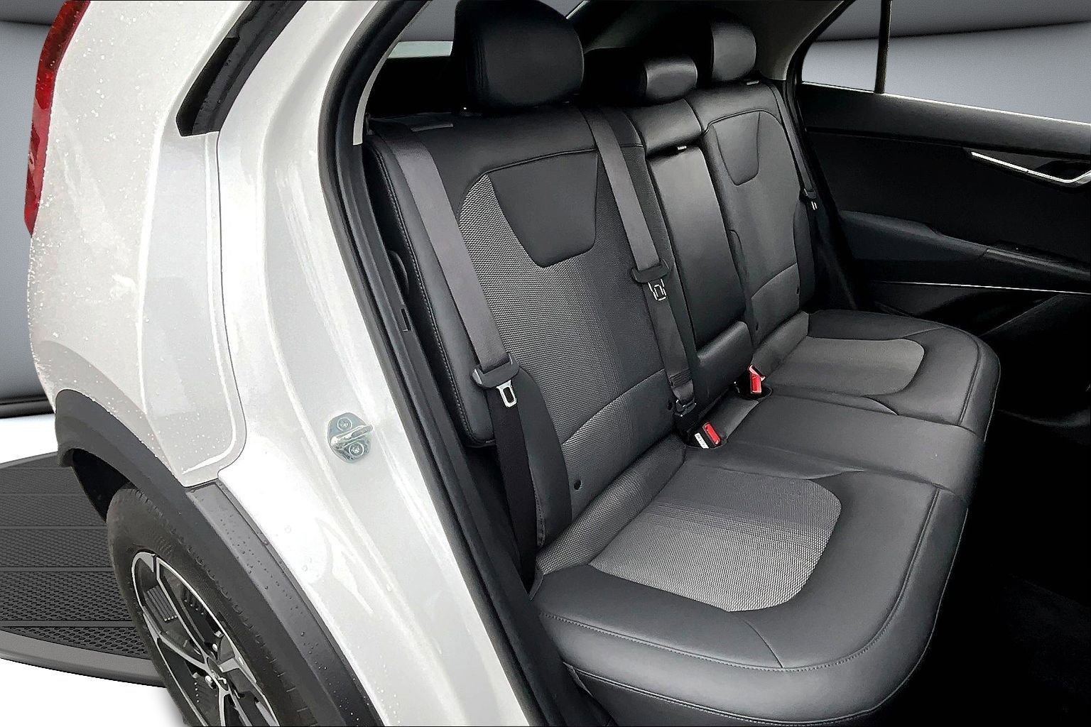 Used 2023 Kia Niro EX image 24