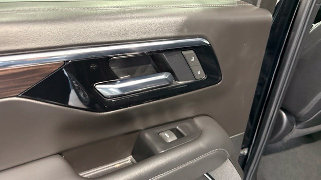 Used 2025 Chevrolet Suburban Z71 AWD/4WD image 22