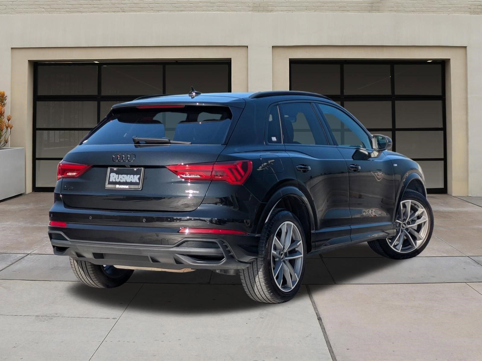 Used 2023 Audi Q3 2.0T Premium w/ Black Optic Sport Package image 4