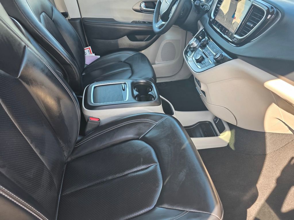 Certified 2023 Chrysler Pacifica Touring-L image 22