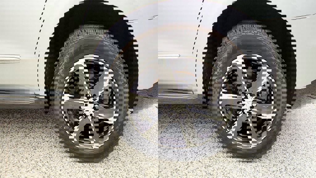 Used 2020 Buick Enclave Essence w/ Sport Touring Edition image 9