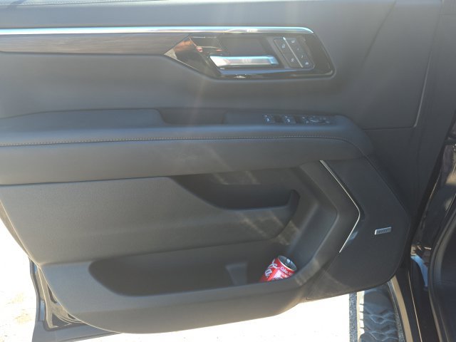 Used 2025 Chevrolet Suburban Z71 w/ Comfort Package AWD/4WD image 12