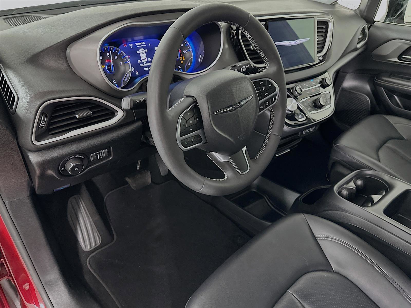 Used 2025 Chrysler Pacifica Select image 9