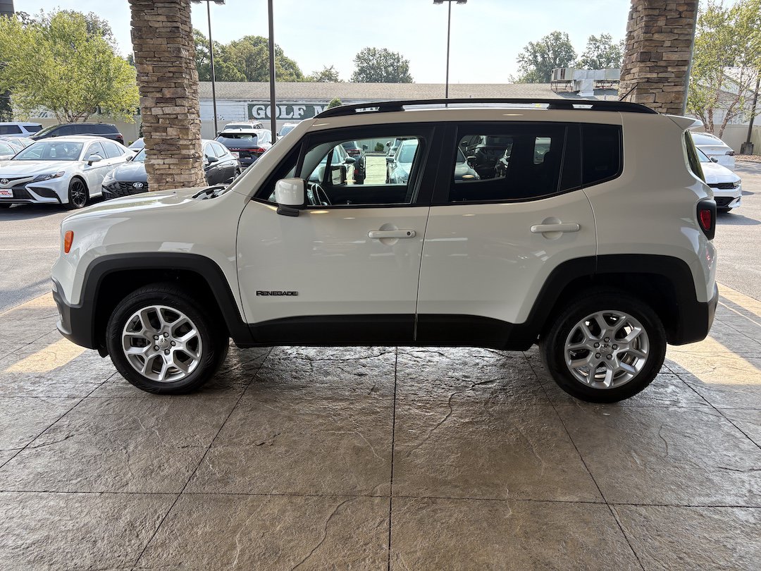 Used 2017 Jeep Renegade Latitude AWD/4WD image 9
