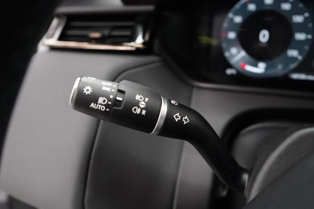 Used 2024 Land Rover Range Rover Velar Dynamic SE image 25