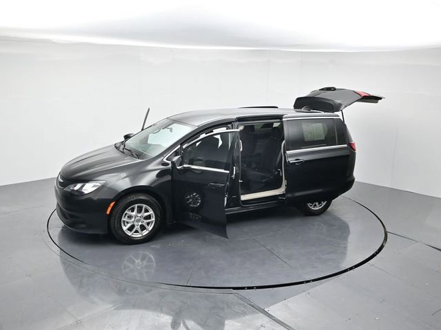 Used 2022 Chrysler Voyager LX image 47