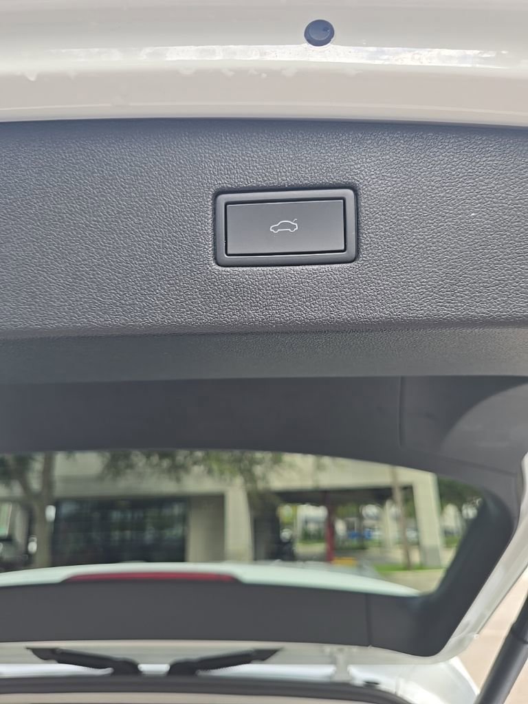 Used 2024 Volkswagen Tiguan SE image 25