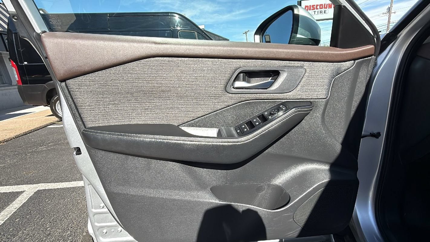 Used 2022 Nissan Rogue SV AWD/4WD image 9