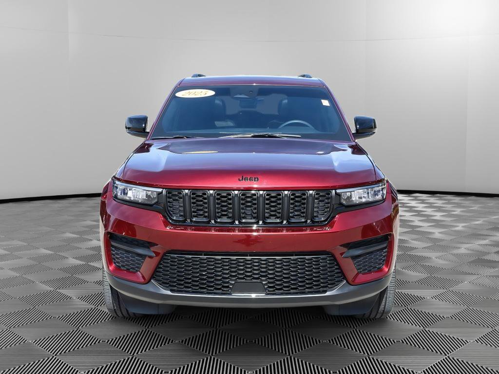 Used 2025 Jeep Grand Cherokee Altitude AWD/4WD image 9