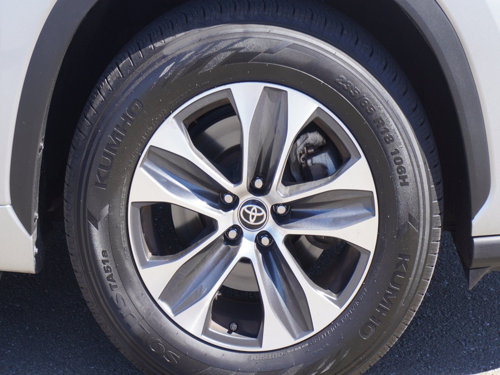 Used 2023 Toyota Highlander XLE FWD image 5