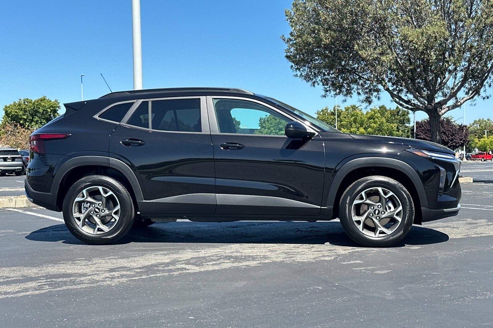 Used 2026 Chevrolet Trax LT FWD image 3