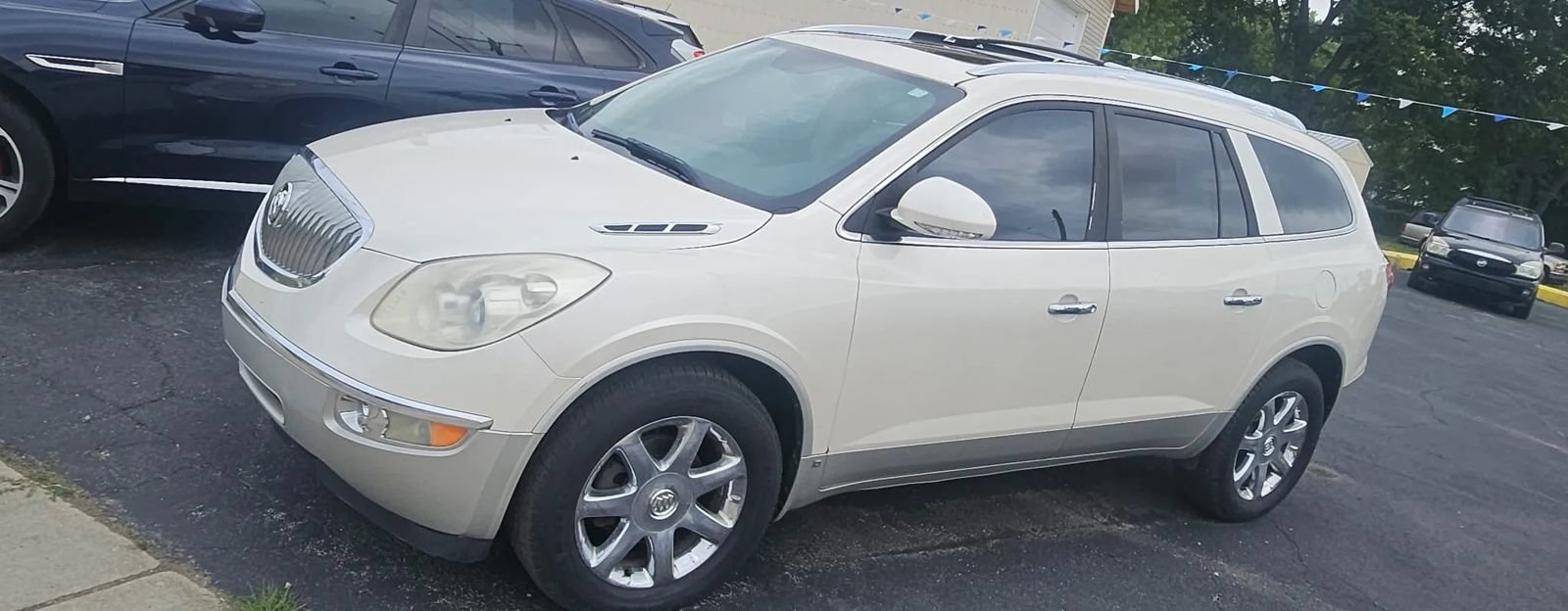 Used 2009 Buick Enclave CXL w/ Entertainment Package #2 AWD/4WD image 1