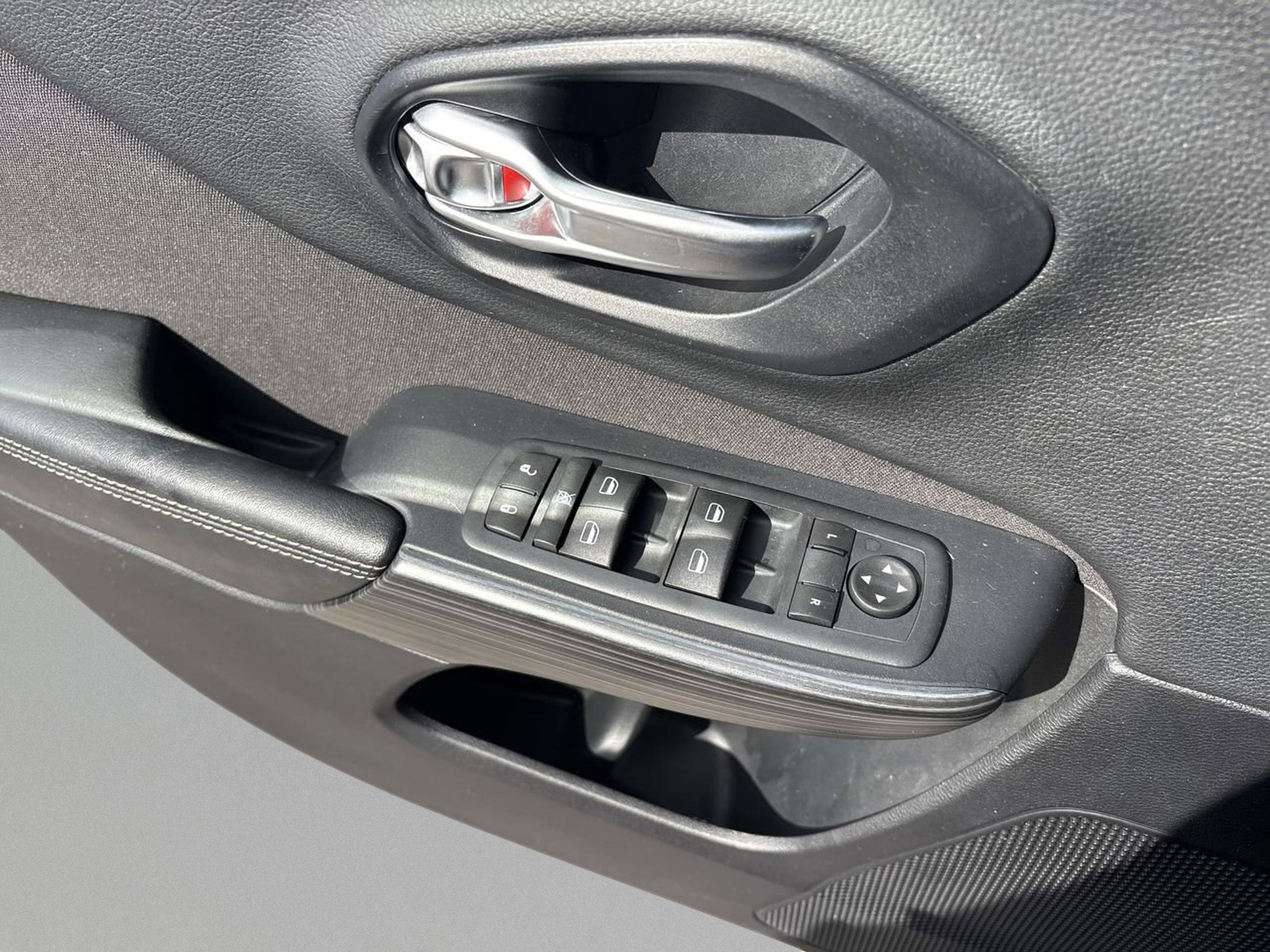 Used 2016 Jeep Cherokee Sport FWD image 13