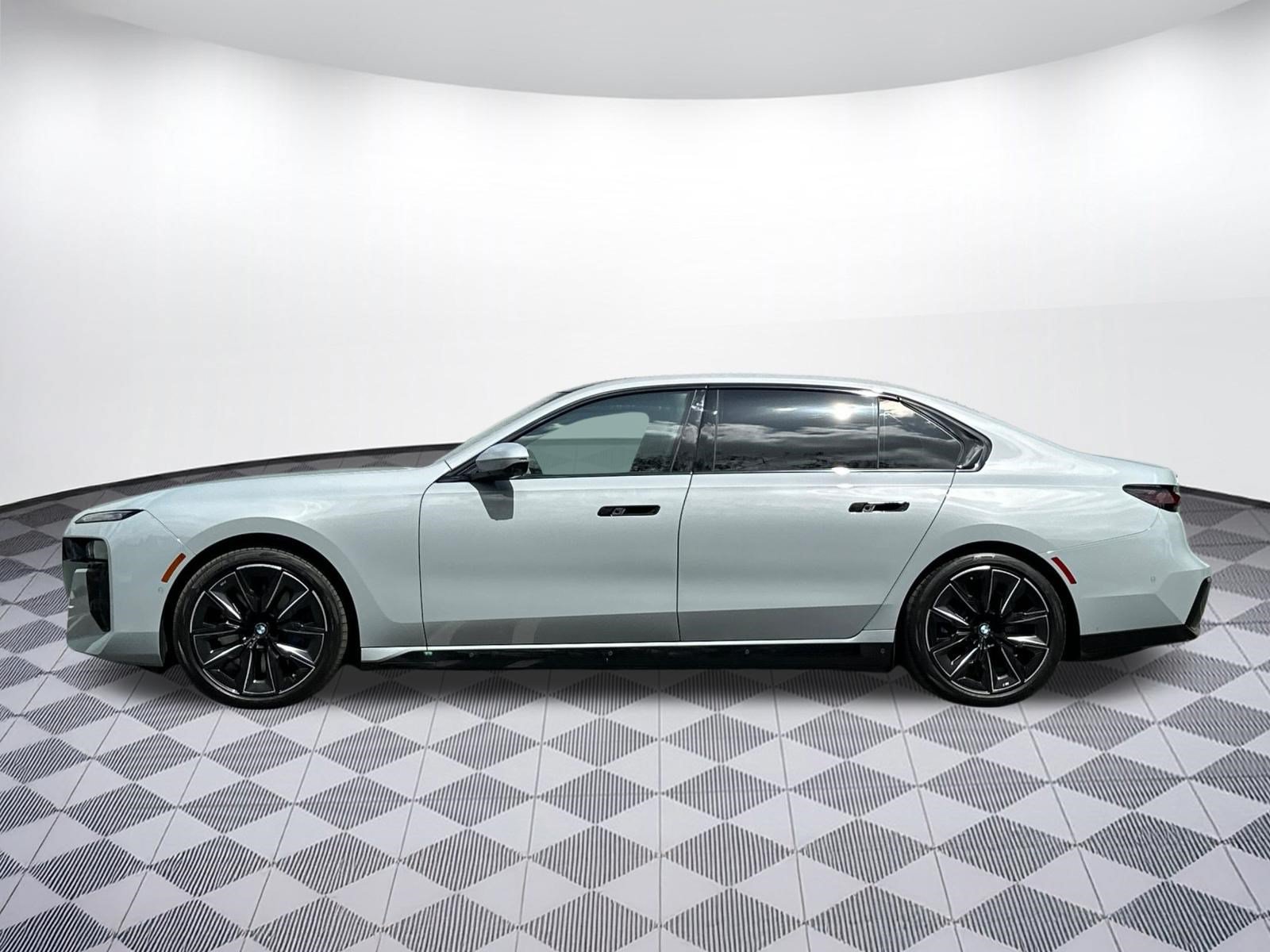 Used 2025 BMW i7 xDrive60 w/ Executive Package AWD/4WD image 2