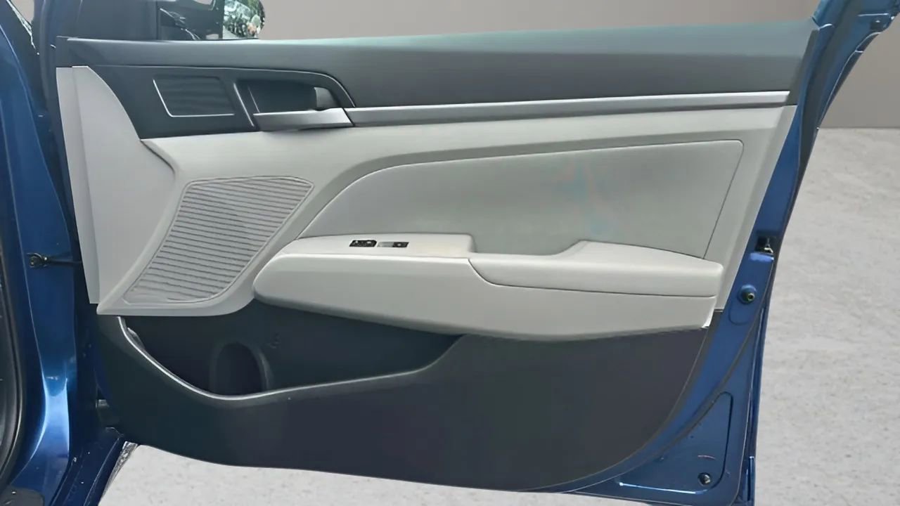 Used 2017 Hyundai Elantra SE image 32