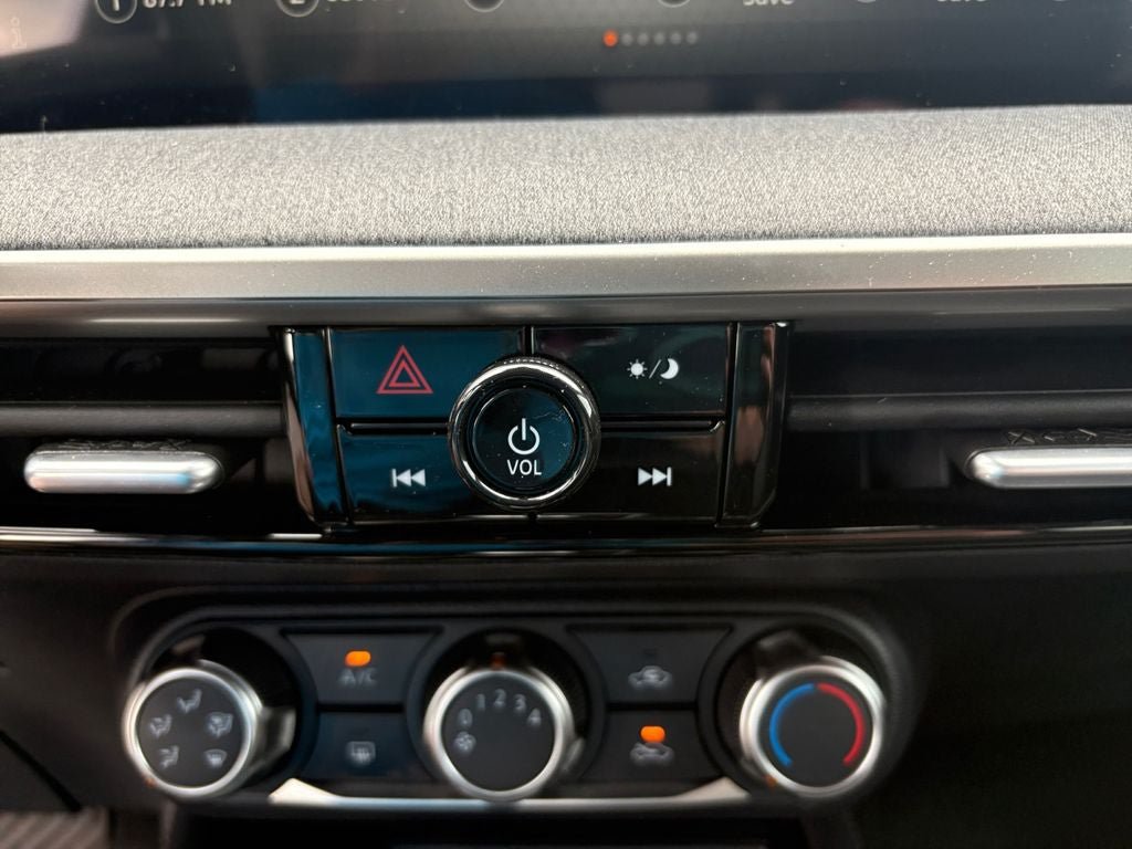Used 2025 Nissan Kicks SV AWD/4WD image 23