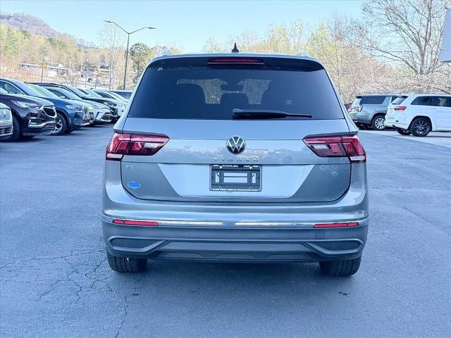 Used 2023 Volkswagen Tiguan SE w/ Panoramic Sunroof Package FWD image 5