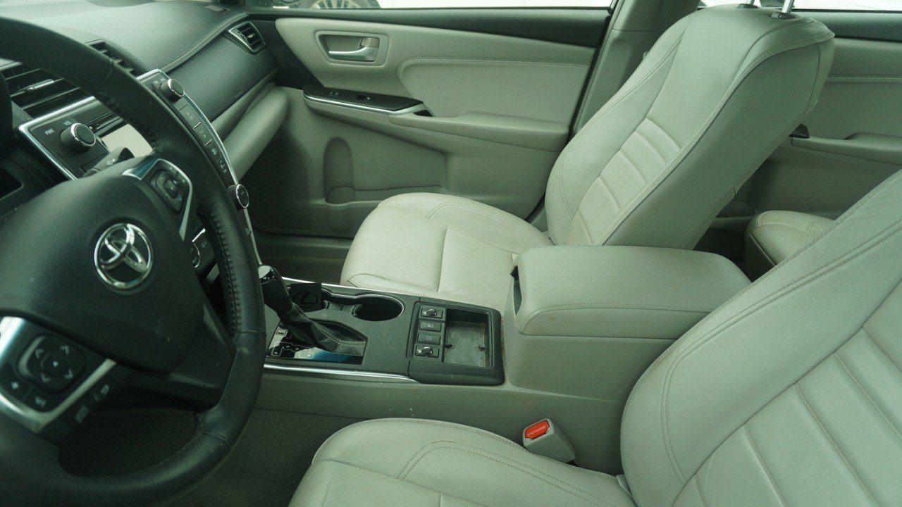 Used 2015 Toyota Camry XLE w/ Moonroof Package FWD image 9