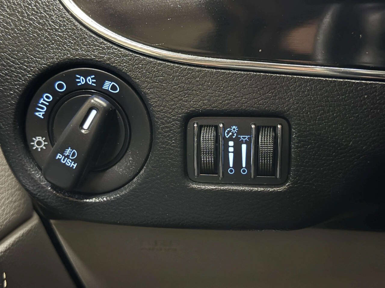 Used 2014 Chrysler Town & Country Touring-L image 39