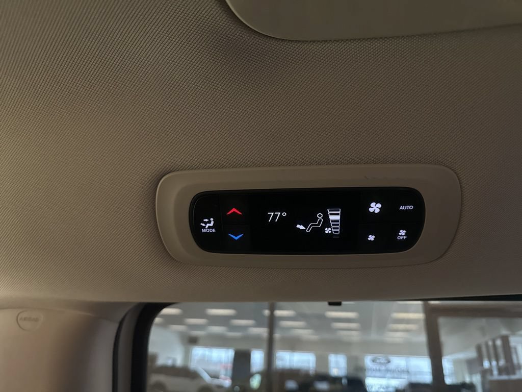 Used 2023 Chrysler Pacifica Touring-L FWD image 14