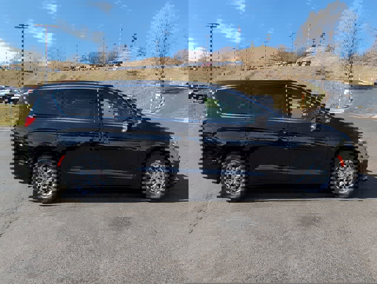 Used 2025 Chrysler Pacifica Select image 8