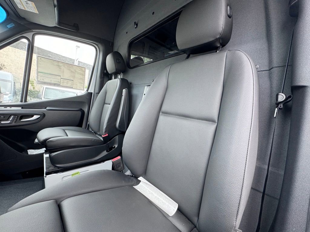 Used 2024 Mercedes-Benz eSprinter 170 Cargo image 17