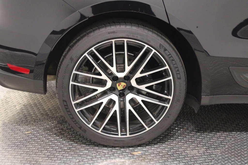 Certified 2025 Porsche Macan image 13