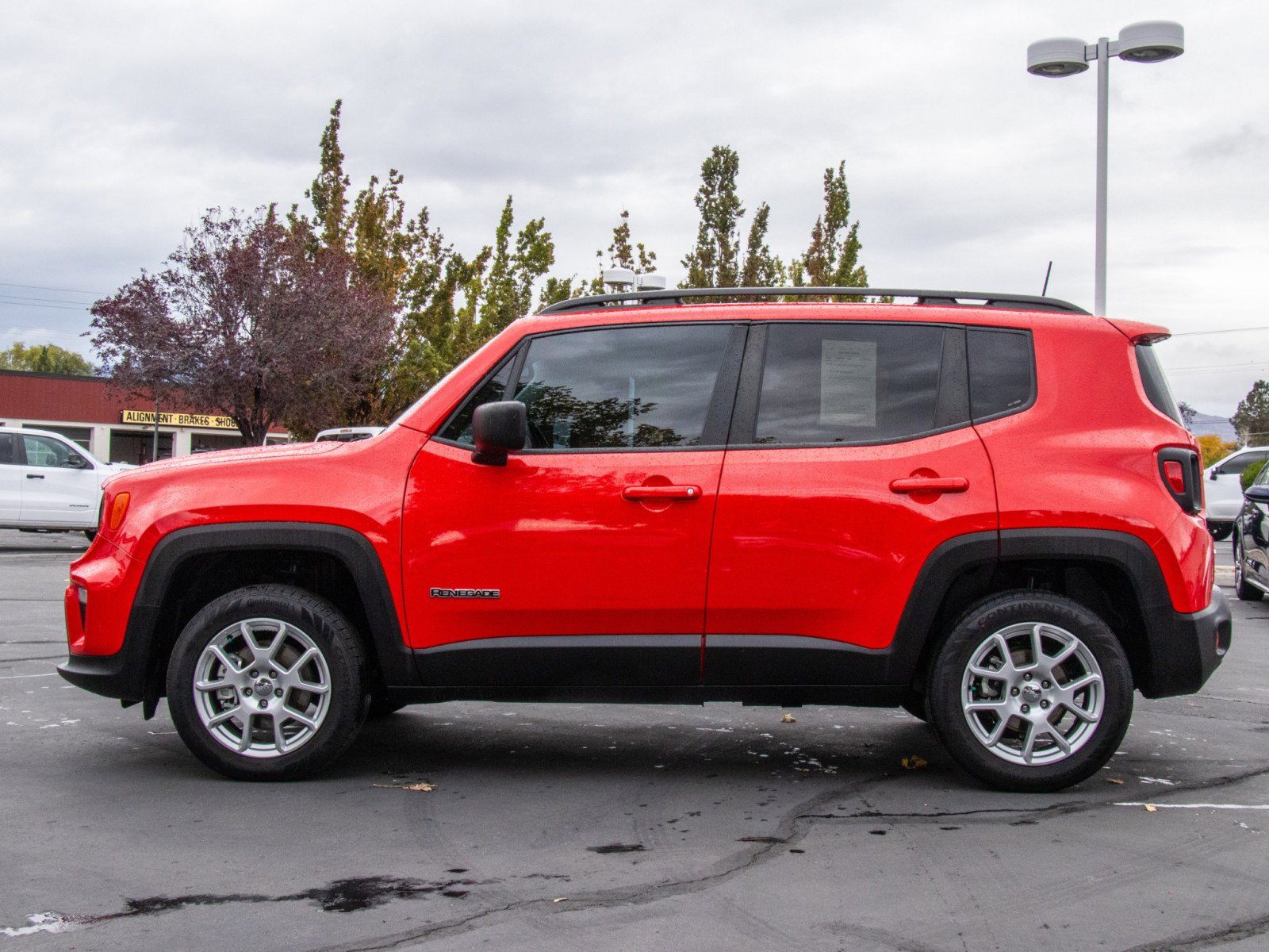 Used 2023 Jeep Renegade Latitude w/ Premium Group image 4