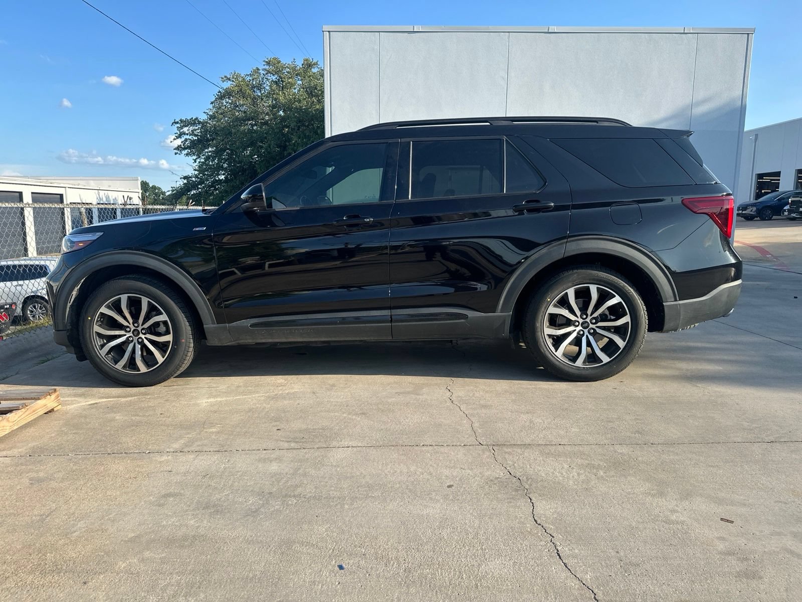 Used 2022 Ford Explorer ST-Line w/ Class IV Trailer Tow Package RWD image 4