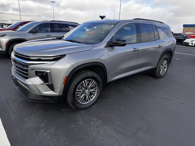 Used 2025 Chevrolet Traverse LT image 4