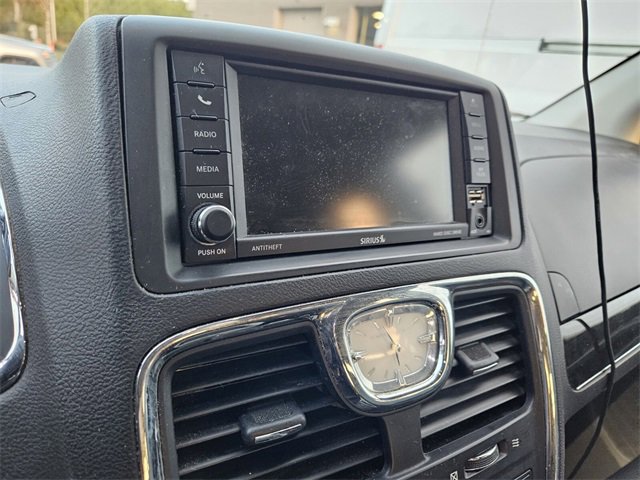 Used 2016 Chrysler Town & Country Touring image 9