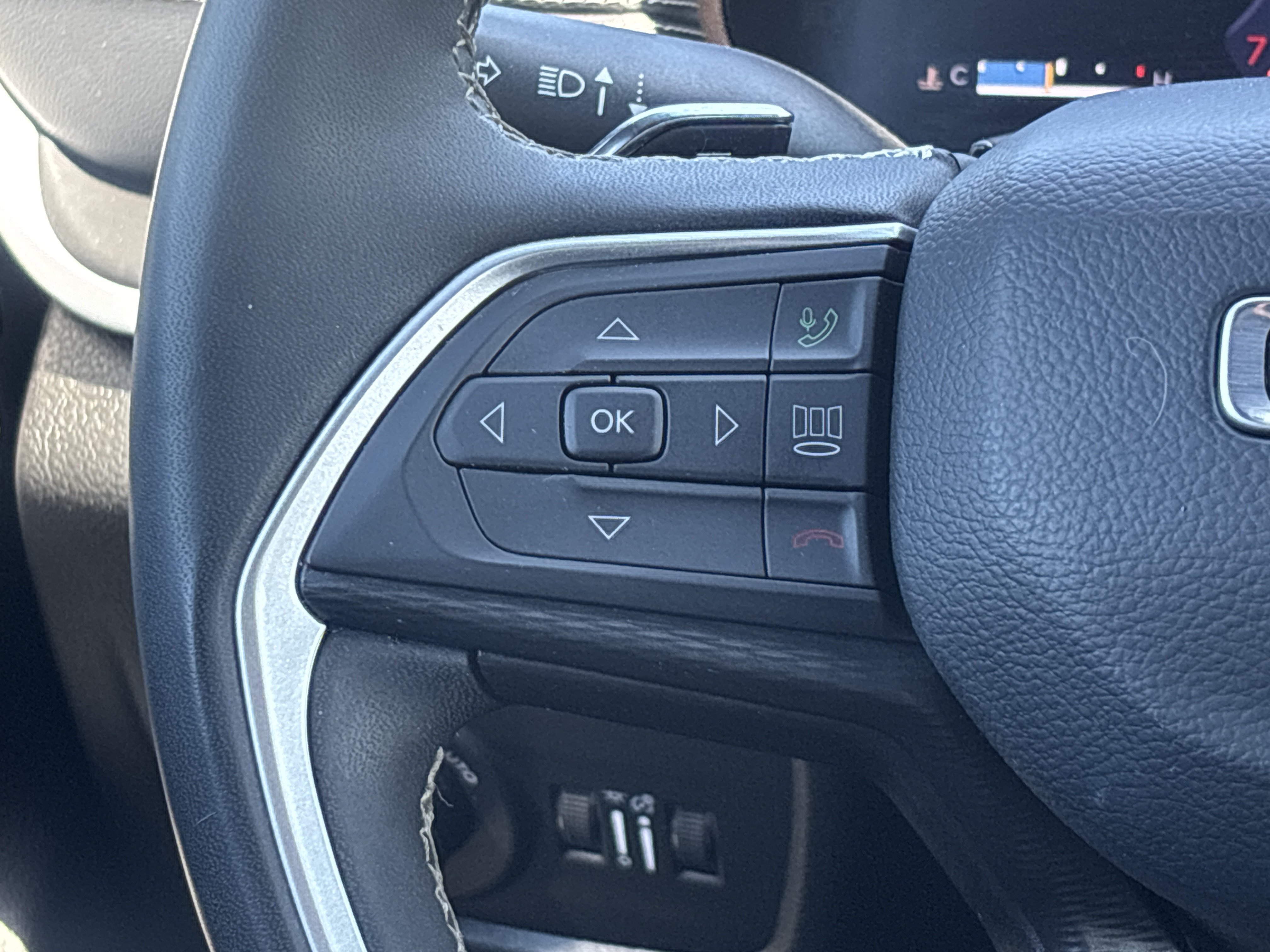 Used 2025 Jeep Grand Cherokee Altitude AWD/4WD image 4