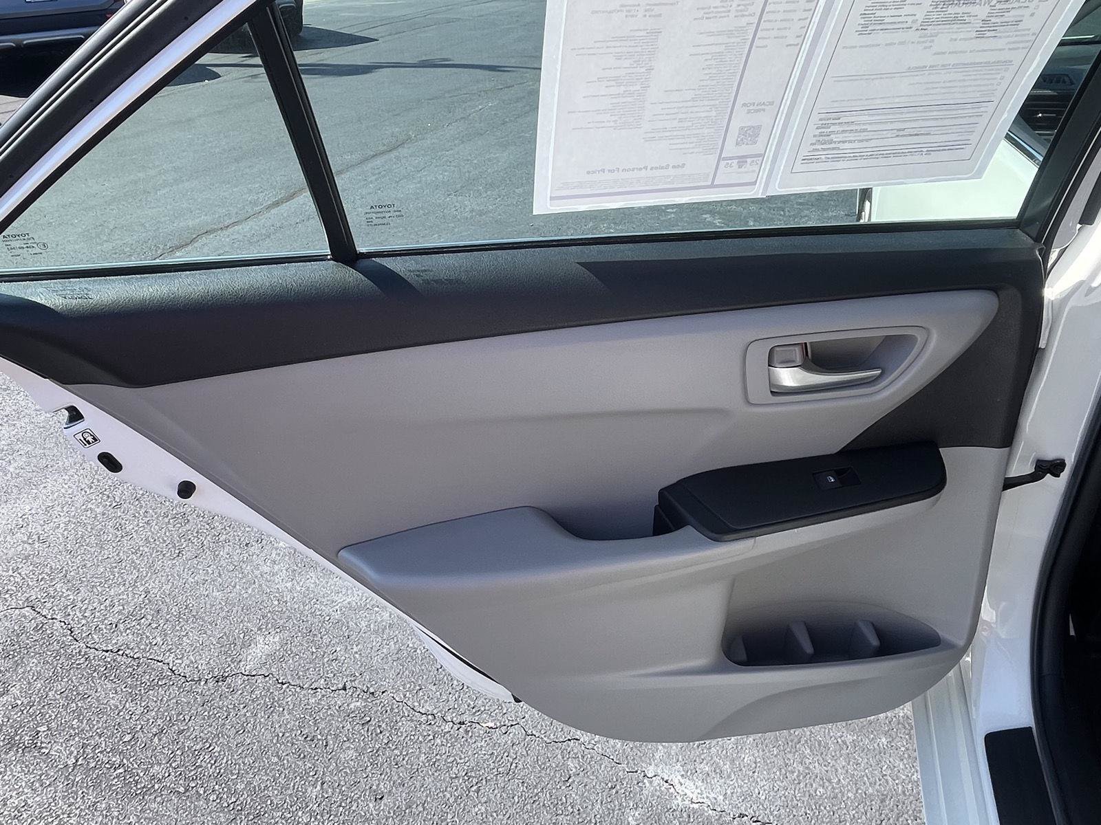 Used 2016 Toyota Camry SE w/ Moonroof Package FWD image 28