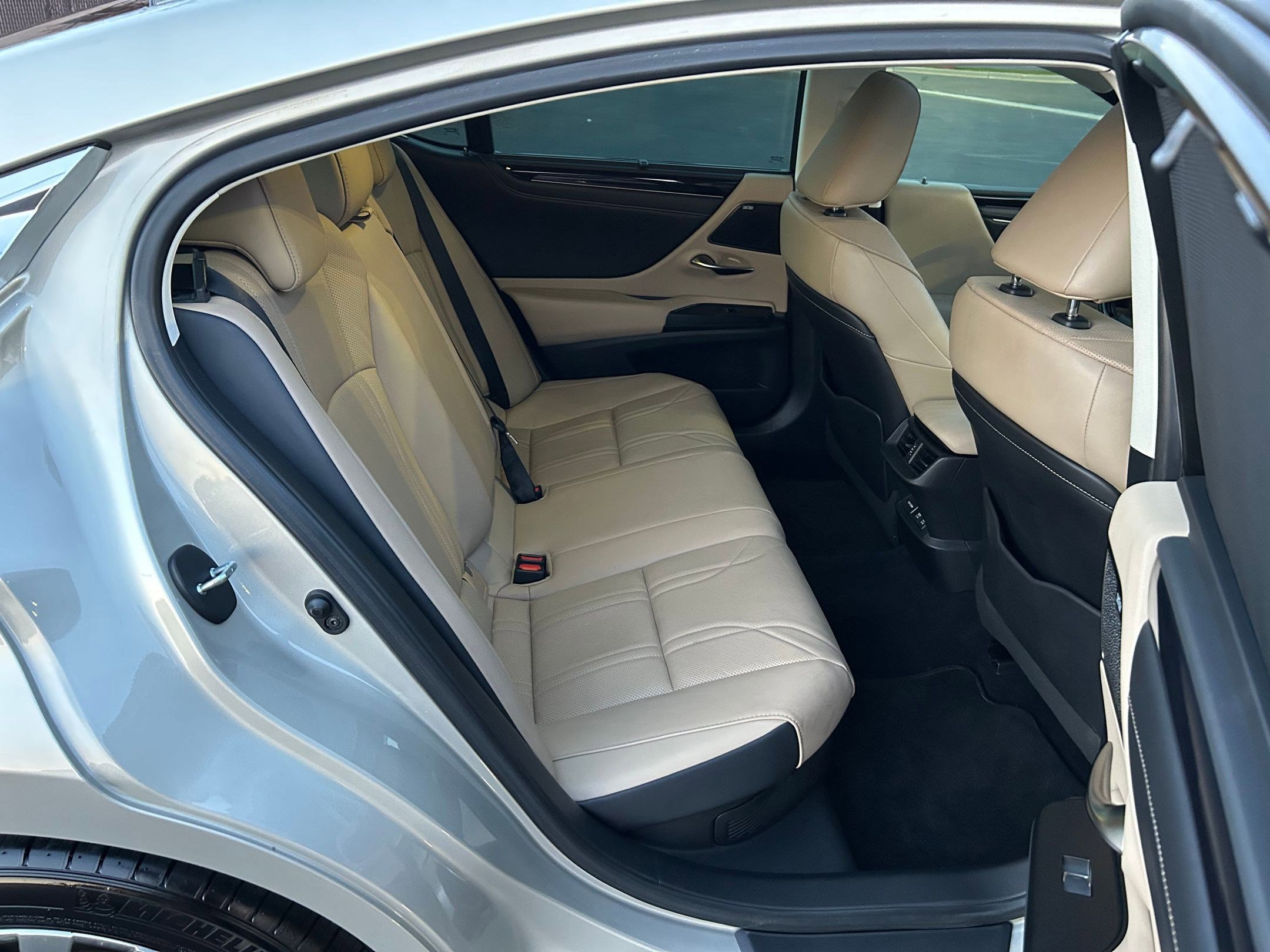 Used 2021 Lexus ES 300h Ultra Luxury image 26