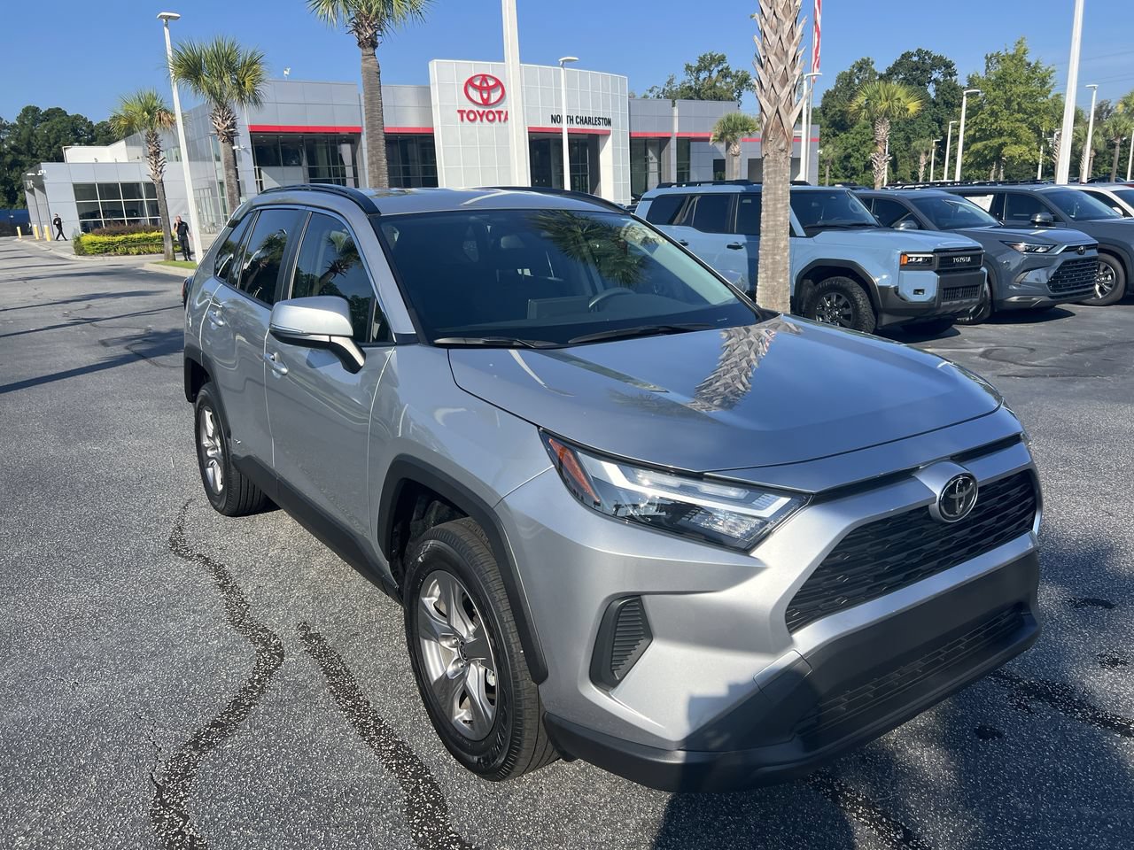 Used 2025 Toyota RAV4 XLE AWD/4WD image 2